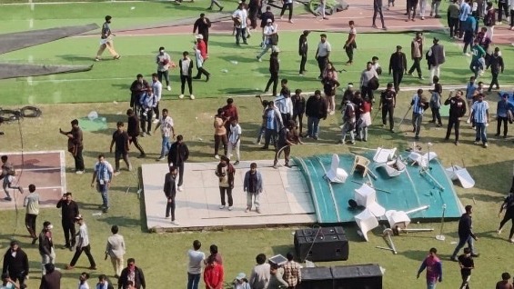 وضعیت عجیب و هرج و مرج در ورزشگاه میزبان مسی و سوارز در هندوستان