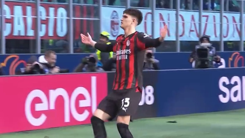 گل دوم میلان به ساسولو (دبل داویده بارتساگی)