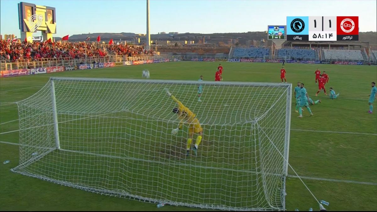 تیر دروازه مانع گل دوم تراکتور به پیکان توسط هاشم نژاد شد