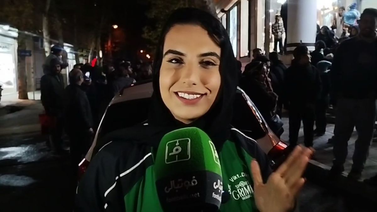 تجمع هواداران در مقابل محل اقامت باشگاه استقلال در خرم آباد