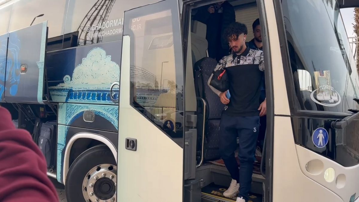 ورود کاروان چادرملو و استقلال خوزستان به ورزشگاه شهید نصیری یزد