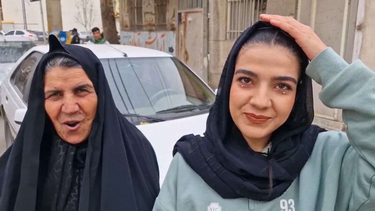 مادر و دختر استقلالی که برای تماشای بازی با خیبر به ورزشگاه آمدهاند