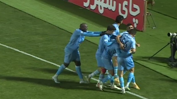 گل سوم چادرملو به استقلال خوزستان توسط رضا محمودآبادی در دقیقه 85