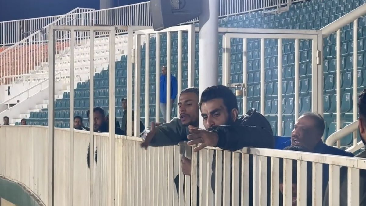 اعتراض هواداران استقلال خوزستان به بازیکنان و کادر فنی پس از شکست مقابل چادرملو