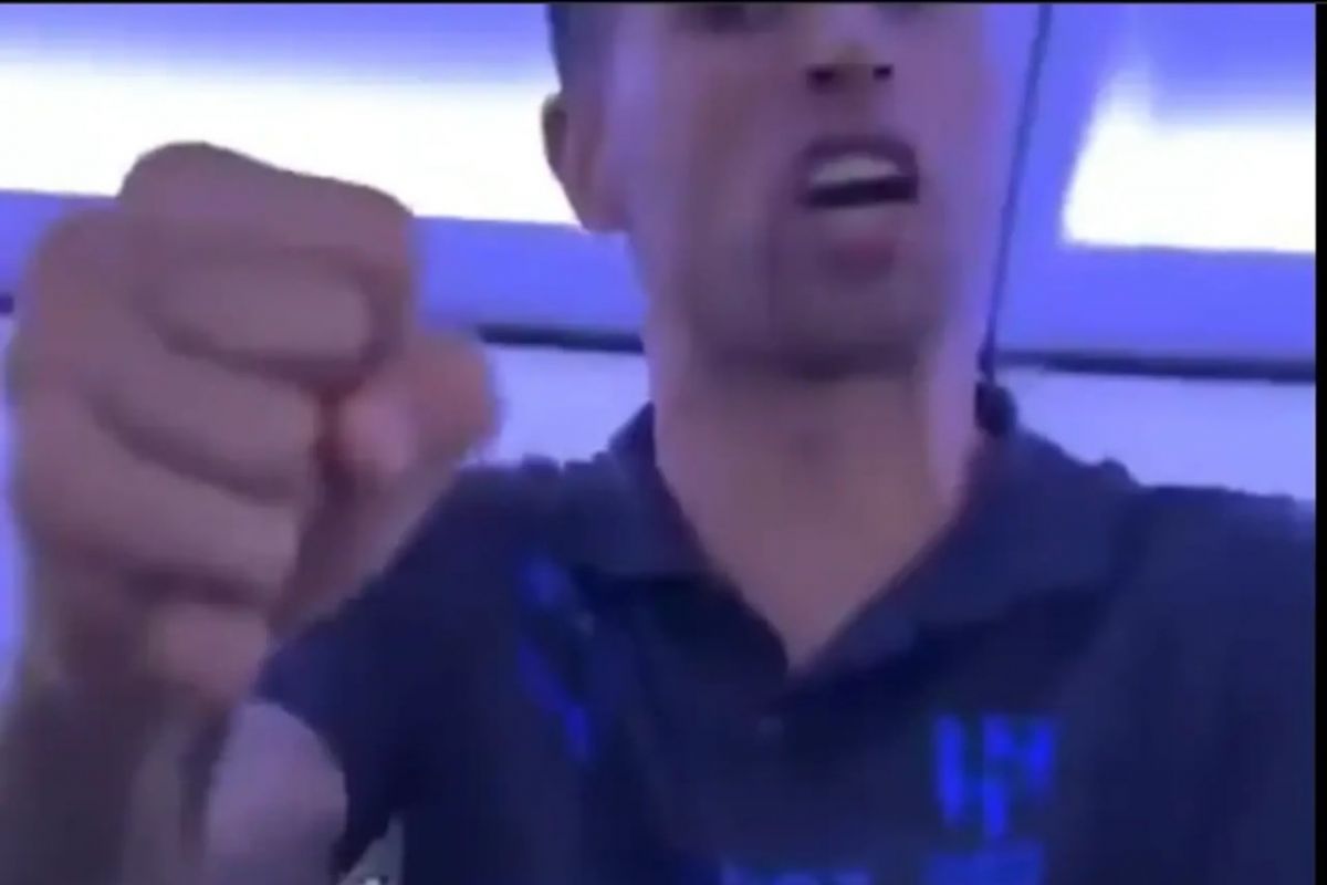 درگیری عجیبی که کانسلو در هواپیما داشت (عکس)