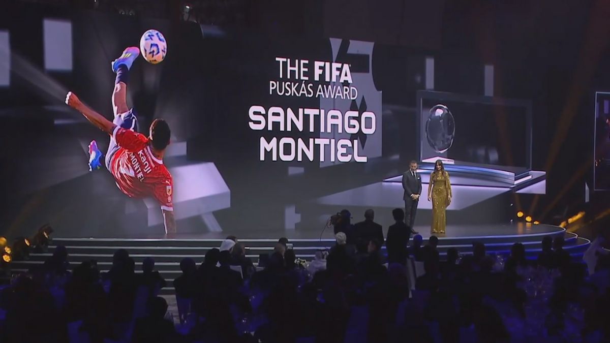 سانتیاگو مونتیل برنده جایزه پوشکاش بخش مردان فیفا در سال 2025