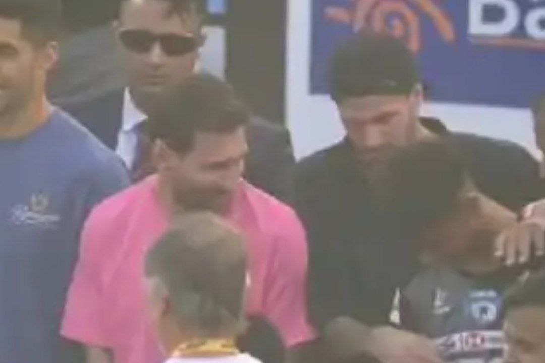 عکس؛ ستاره آرژانتینی در هند هم محافظ شخصی مسی بود!