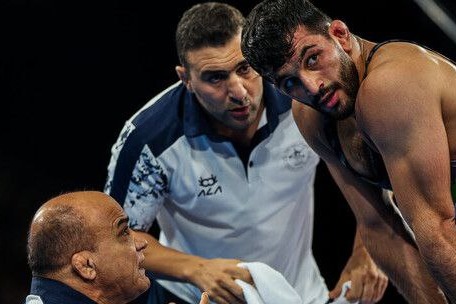 حضور همزمان احسان امینی در کشتی آزاد جوانان و بزرگسالان