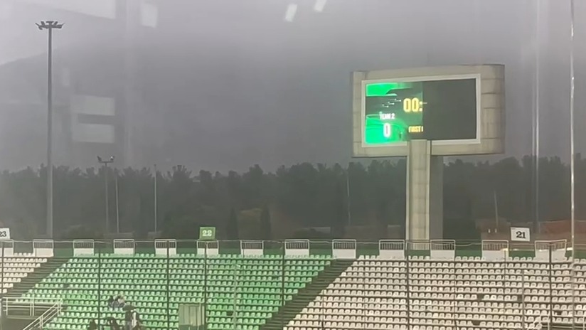 اسکوربورد ورزشگاه فولادشهر به دلیل بارش باران حین بازی ذوب آهن و شمس آذر خراب شد