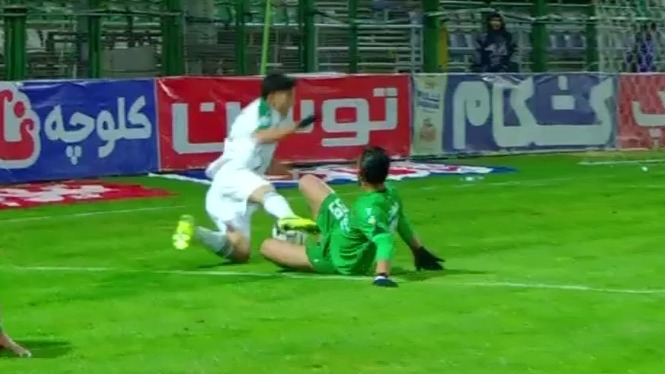 پنالتی ذوب آهن سوخت؟ تصمیم جنجالی داور وسط و داوران وی ای آر بازی ذوب آهن و شمس آذر در دقیقه 92