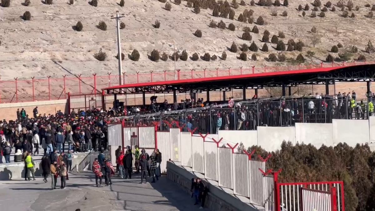 ازدحام طرفدارانی که بدون بلیت به ورزشگاه یادگار امام (ره) آمدهاند