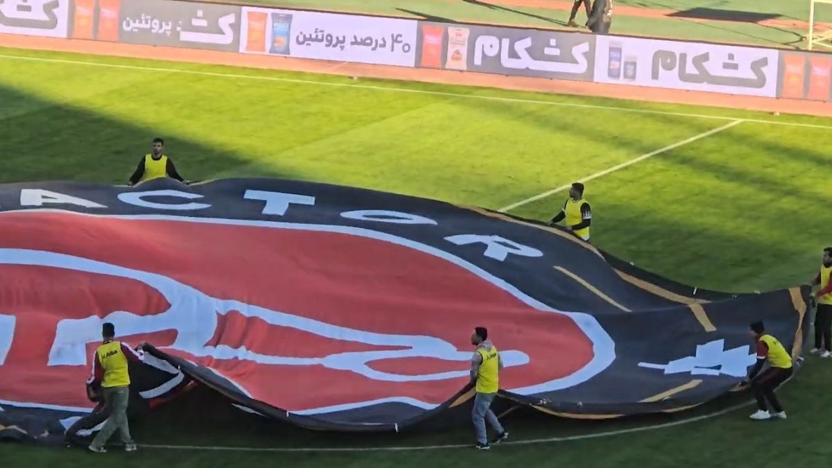 رونمایی از بنر بزرگ تراکتور در آستانه بازی با پرسپولیس