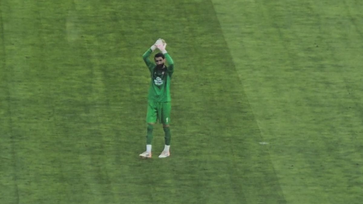 تشویق علیرضا بیرانوند لحظاتی پیش از شروع بازی تراکتور و پرسپولیس