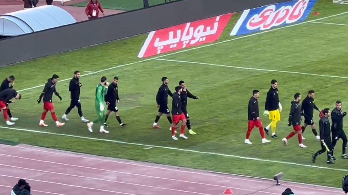 گفتوگوی کنعانیزادگان و مهدی ترابی هنگام ورود دو تیم تراکتور و پرسپولیس به زمین