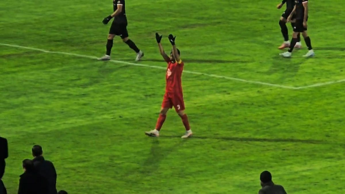 اعتراض شجاع خلیلزاده به هواداران تراکتور به دلیل توهین به افشین پیروانی