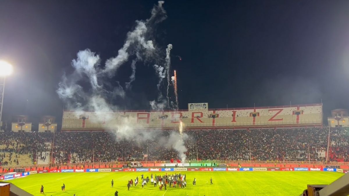 آتشبازی در ورزشگاه یادگار امام (ره) تبریز پس از پیروزی تراکتور مقابل پرسپولیس