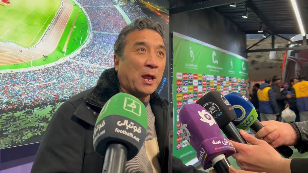 خداداد عزیزی: بیرانوند را ساندویچ کردند، چطور VAR داور را صدا نمیزند