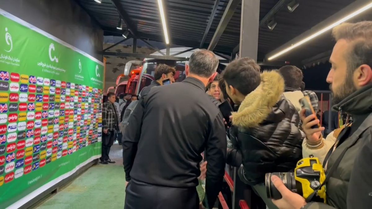 سلفی کریم باقری با هواداران در تبریز پس از حذف پرسپولیس مقابل تراکتور