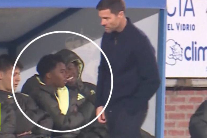 انتقاد تند از خنده‌های وینیسیوس روی نیمکت رئال مادرید