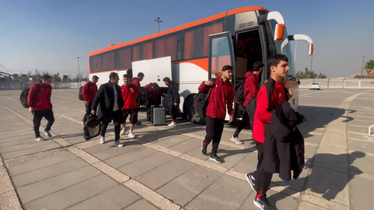 ورود دو تیم نیروی زمینی و شهرداری نوشهر به ورزشگاه تختی برای دیدار دو تیم در لیگ یک