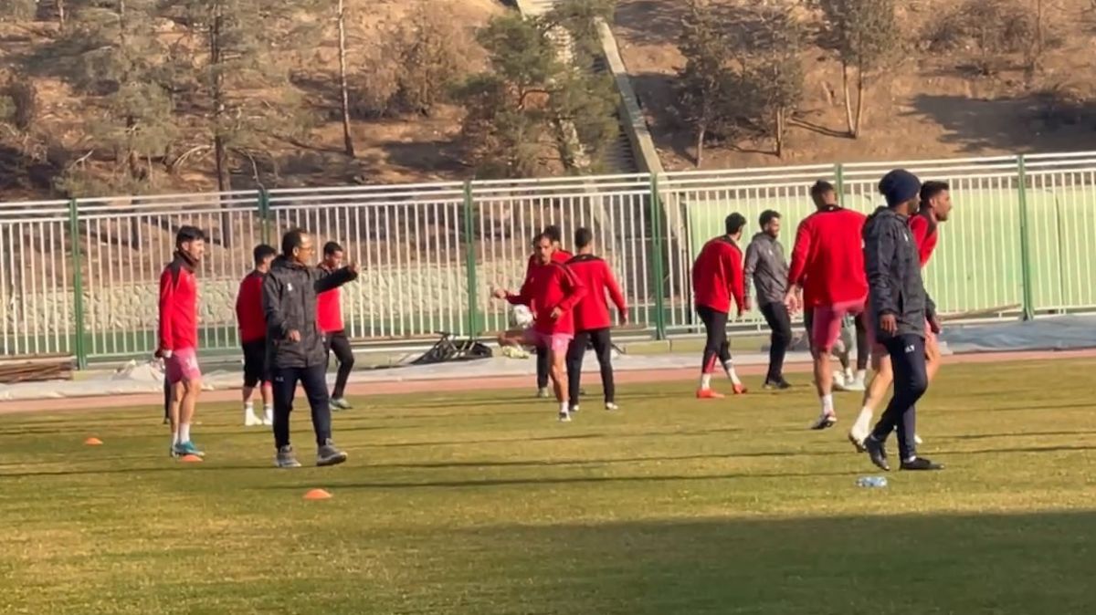 گرم کردن بازیکنان نیروی زمینی و شهرداری نوشهر پیش از دیدار دو تیم