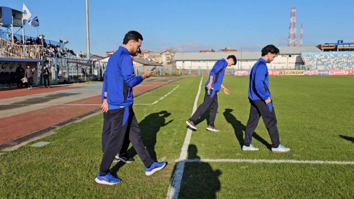 بازدید بازیکنان ملوان، مس شهربابک و تیم داوری از چمن ورزشگاه