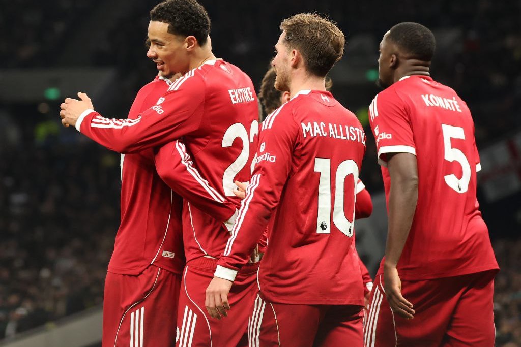 لیورپول در شب جنجالی لندن تاتنهام را ۲-۱ مغلوب کرد