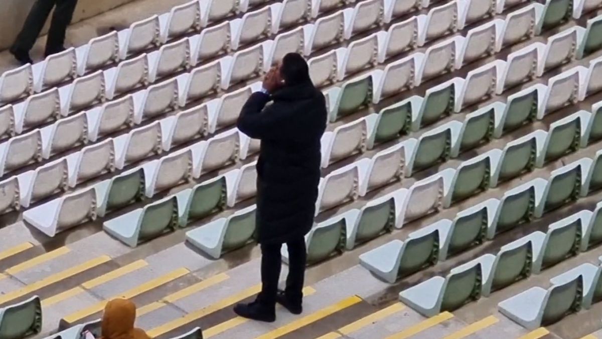 حرص خوردن مهدی رحمتی سرمربی خیبر از روی سکوهای ورزشگاه نقش جهان