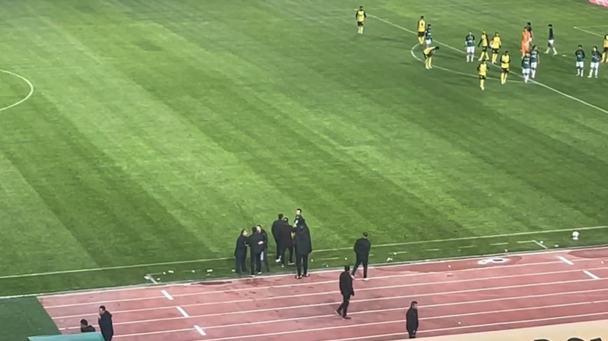 عدم اعلام پنالتی برای سپاهان توسط var و اخراج کادر خیبر