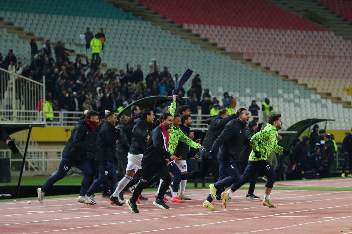 بنر جالب در خرم آباد؛ این لیگ خوراک ماست! (عکس)