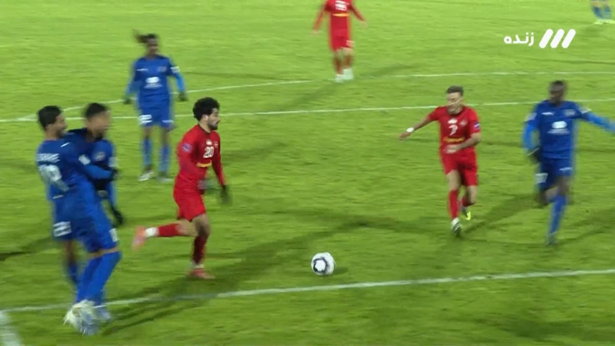 صحنه مشکوک به پنالتی برای تراکتور که داور اعتقادی نداشت