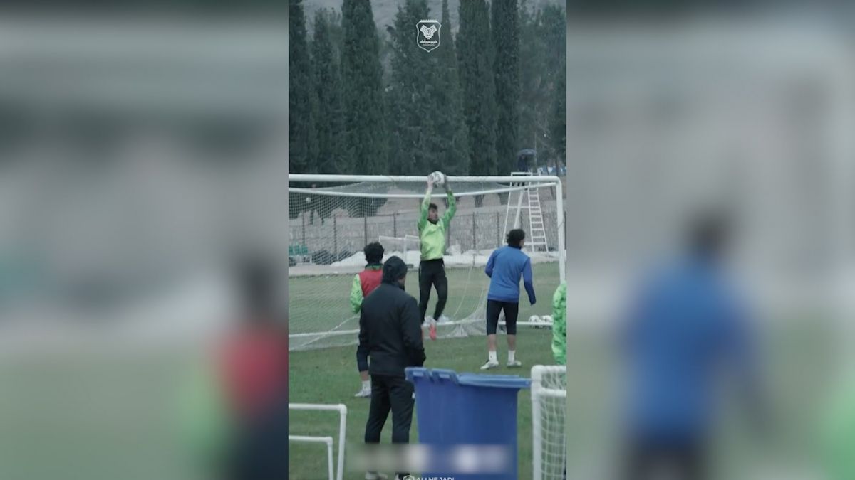 تمرین و آماده‌سازی بازیکنان خیبر در هوای بارانی پیش از بازی با پیکان