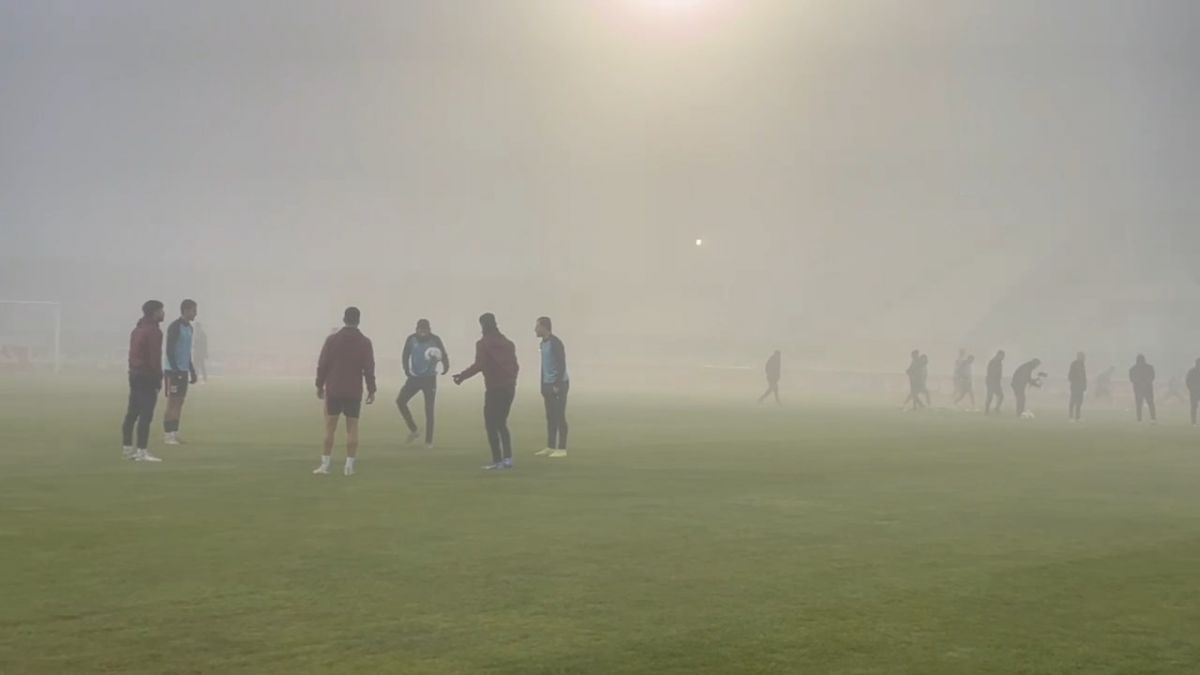 گرم کردن بازیکنان آلومینیوم و ملوان قبل از آغاز بازی