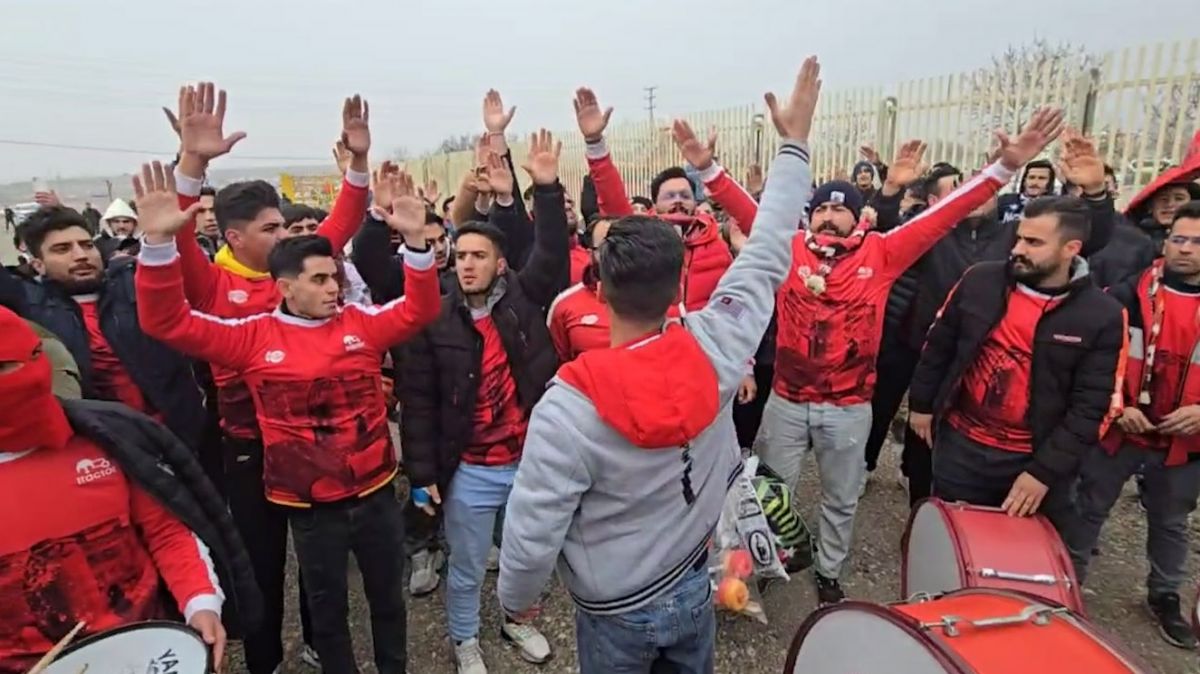 شور و حال خاص و متفاوت هواداران تراکتور پیش از بازی با شمس آذر