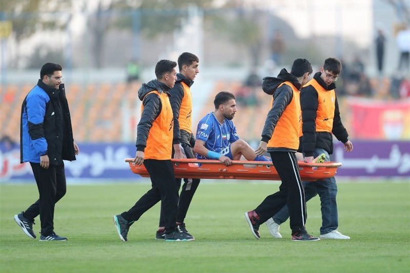 ادعای یک خبرگزاری / هافبک استقلال بازی با گل‌گهر را از دست داد