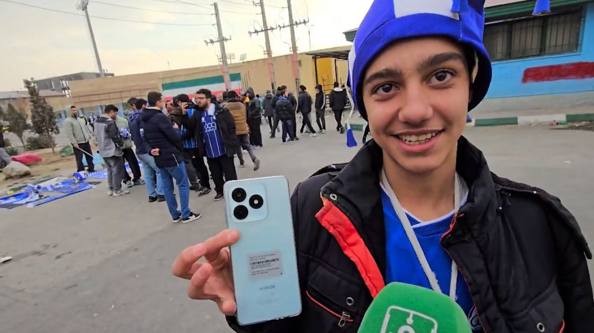 هواداری که باشگاه استقلال بعد از دزدیده شدن گوشی‌اش در بازی با المحرق برایش گوشی خرید