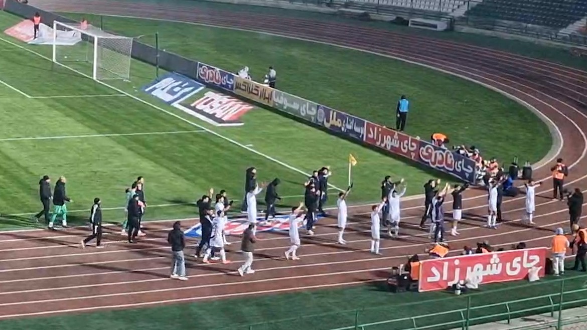 تشویق ایسلندی بازیکنان گل گهر با هواداران بعد از پیروزی مقابل استقلال