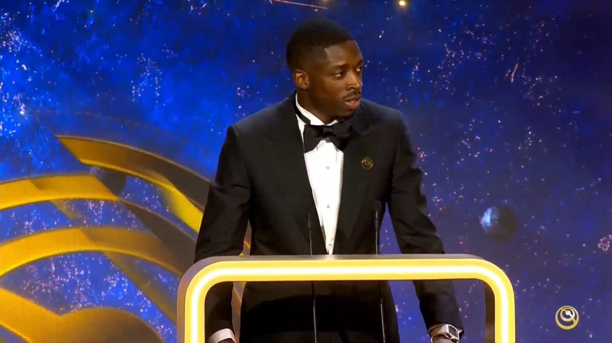 اهدای جایزه بهترین بازیکن سال به دمبله در مراسم گلوب ساکر ۲۰۲۵