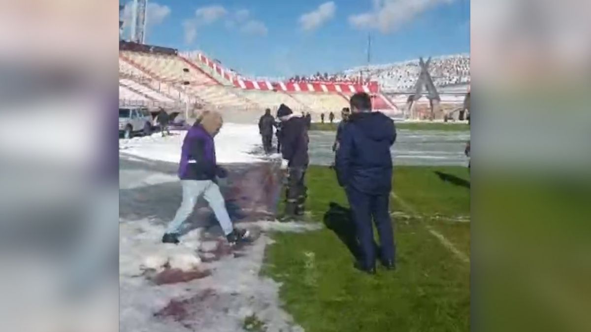 آماده سازی زمین ورزشگاه یادگار امام(ره) تبریز برای دیدار تراکتور - ملوان