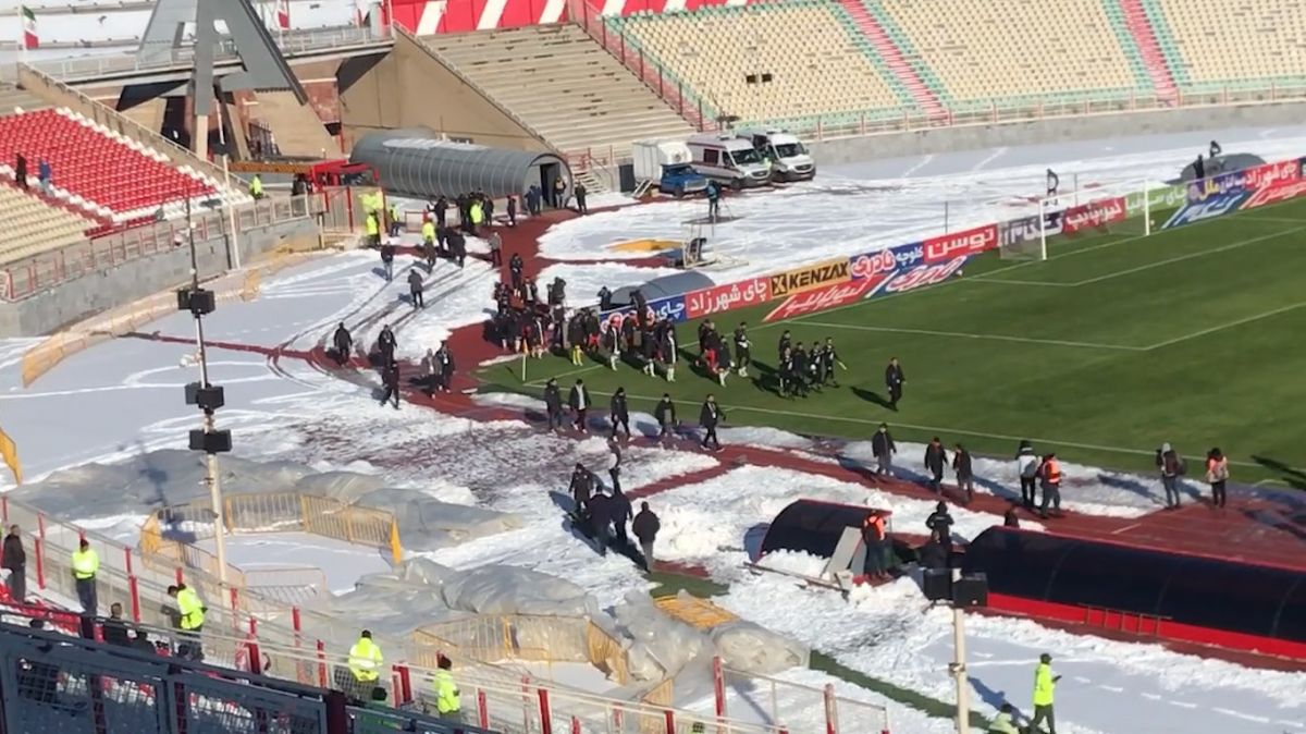 ورود دو تیم تراکتور و ملوان به زمین برای آغاز بازی در شرایط برفی استادیوم و استقبال کم تماشاگران