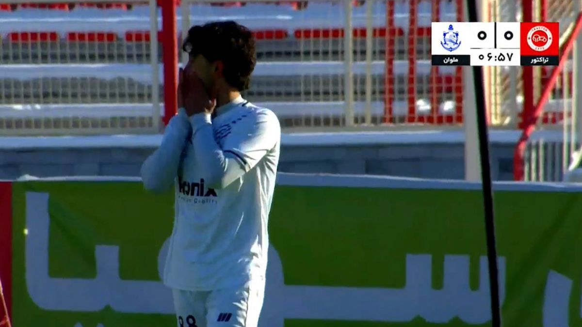 شوت مهدی جعفری بازیکن ملوان تیر دروازه تراکتور را لرزاند