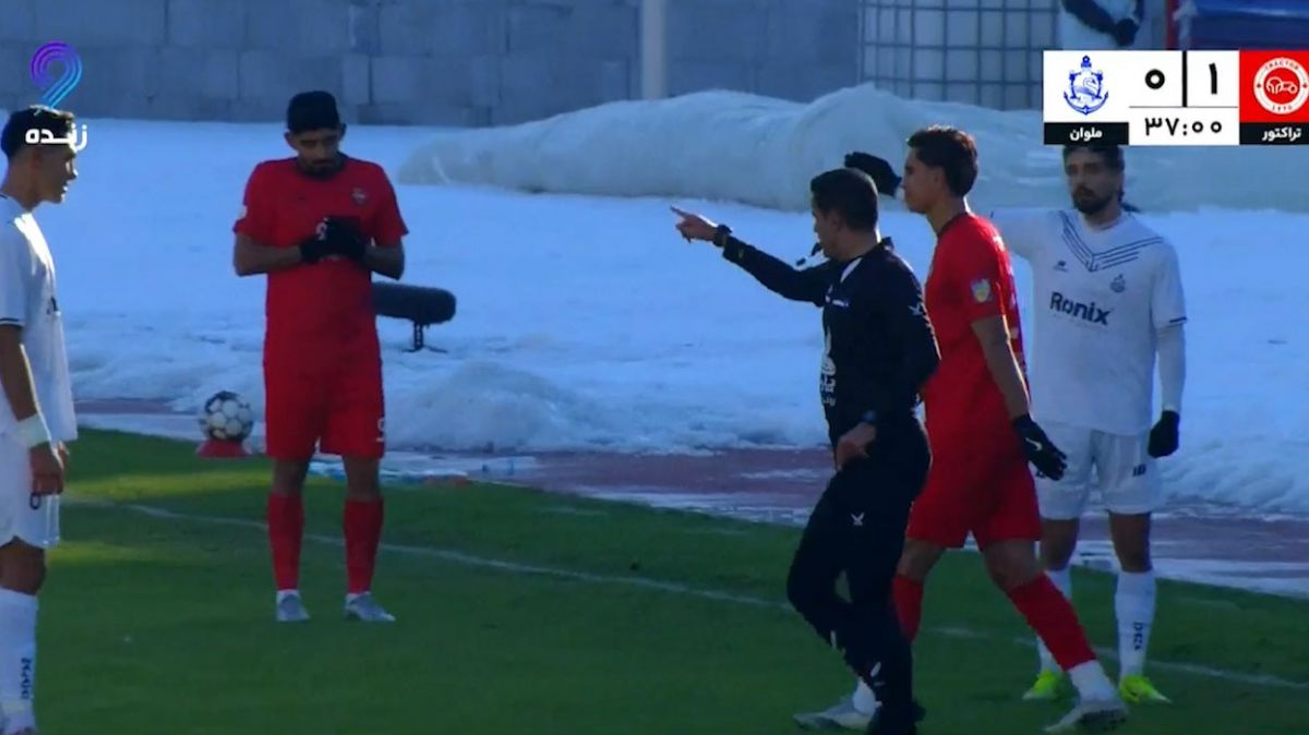 گل تراکتور با بررسی var مردود اعلام شد