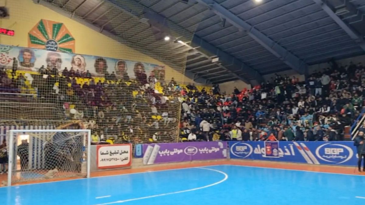 سالن پیروزی اصفهان دو ساعت مانده به بازی حساس فوتسال گیتی پسند مقابل گهر زمین پر شد