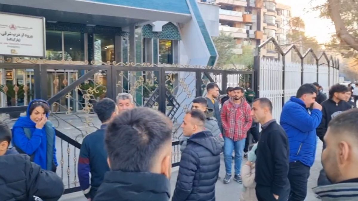 حضور هواداران استقلال در اطراف هتل محل اسکان این تیم در اصفهان برای استقبال از بازیکنان