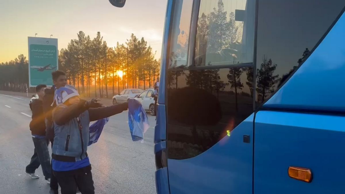 استقبال هواداران از کاروان استقلال در فرودگاه اصفهان با شعار ساپینتو یادت باشه رامین باید باشه