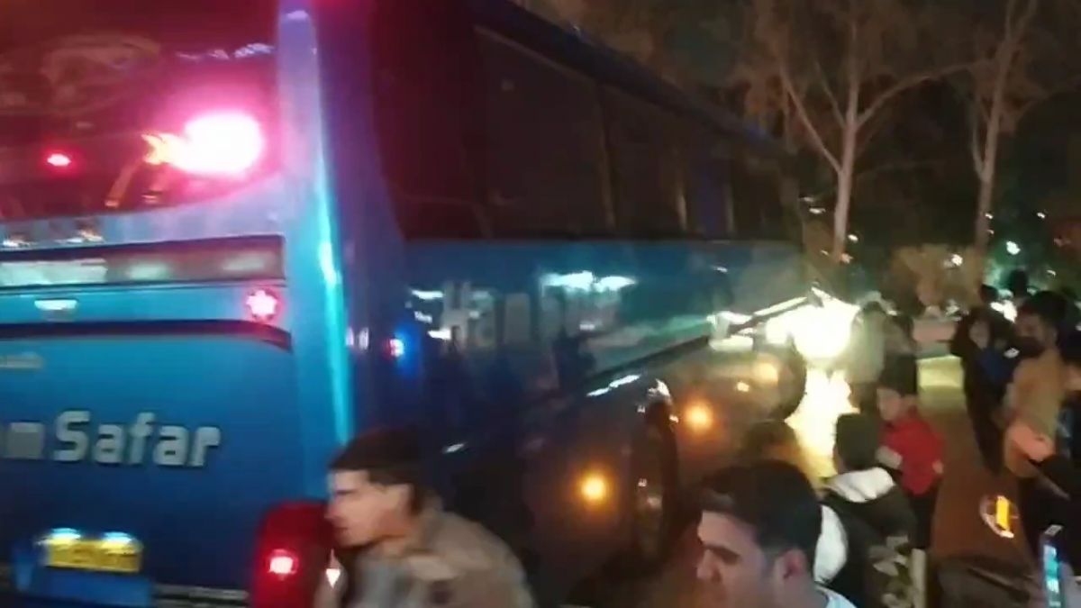 لحظه ورود بازیکنان استقلال به هتل کوثر اصفهان برای تقابل با سپاهان