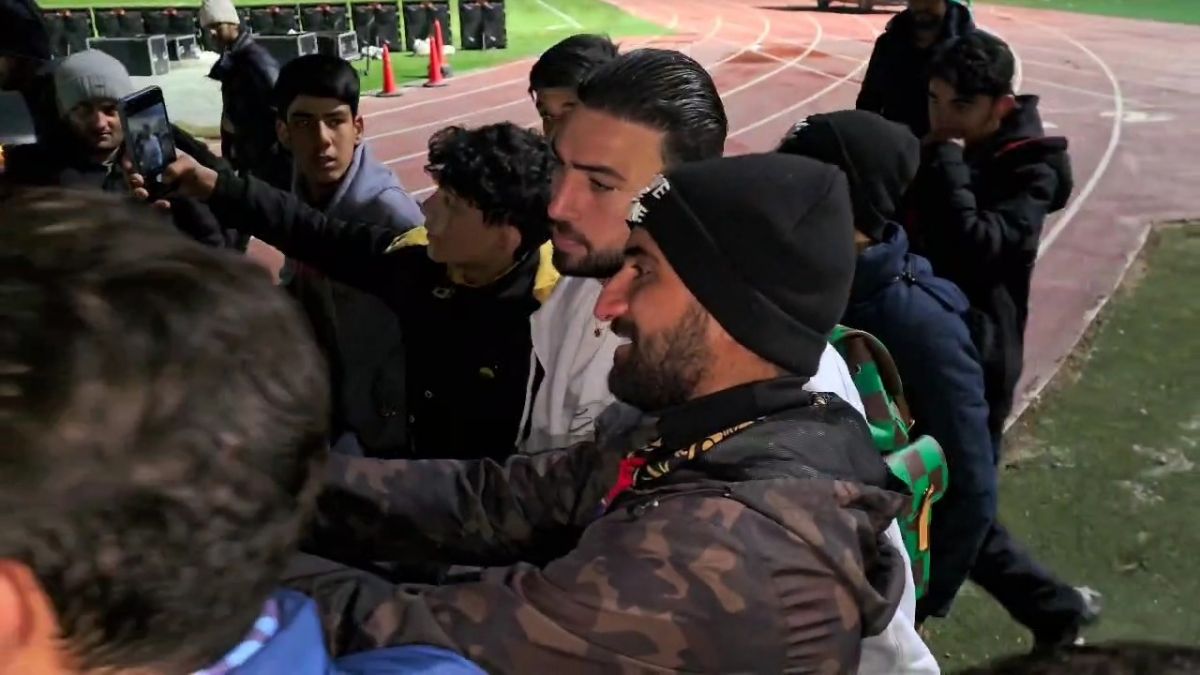 سلفی هواداران استقلال با مونیر الحدادی پس از برتری مقابل سپاهان