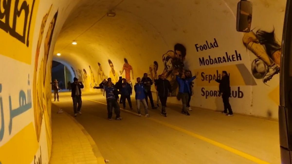 تشویق بازیکنان استقلال توسط هواداران حین خروج تیم از ورزشگاه نقش جهان