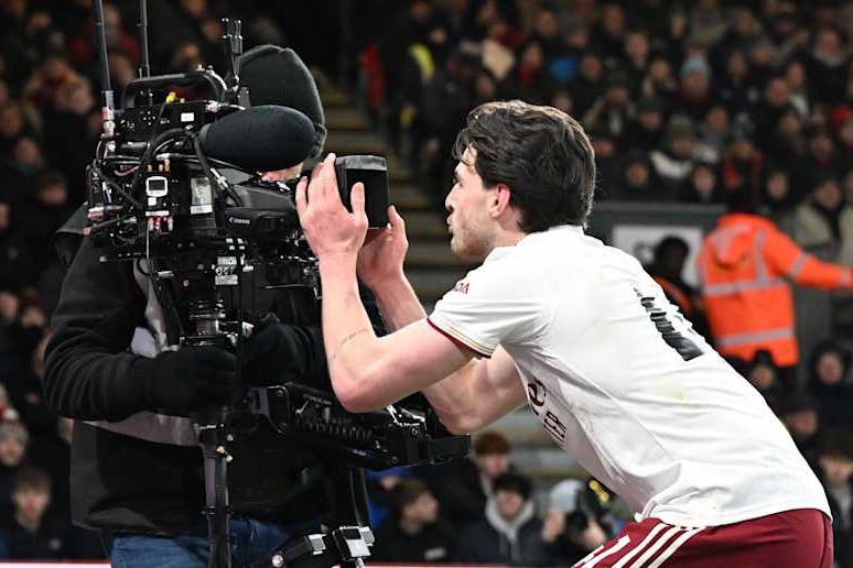 ستاره آرسنال و خالی کردن عصبانیتش بر سر گیلاسها