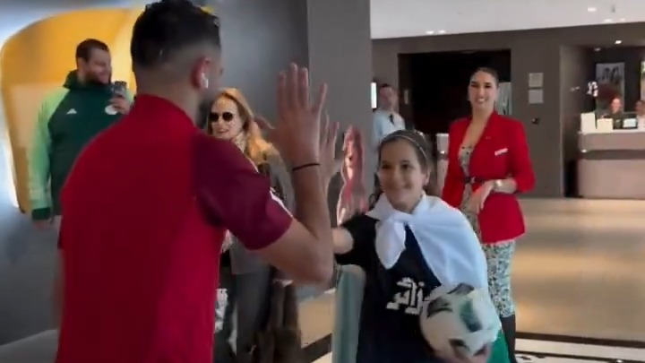 دختر الجزایری به آرزویش رسید/ روپایی زدن همراه با ریاض محرز